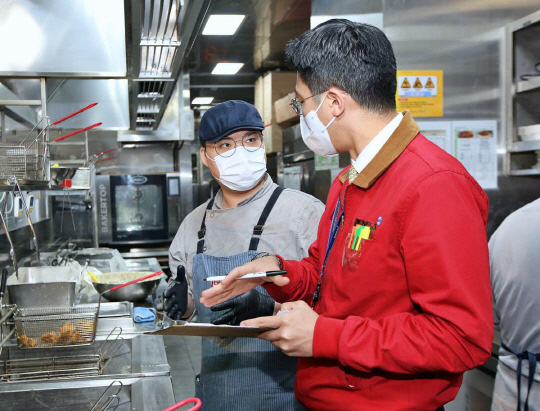 BBQ가 BM(Business Manager) 교차점검을 실시하고 있다. 제너시스BBQ 그룹 제공